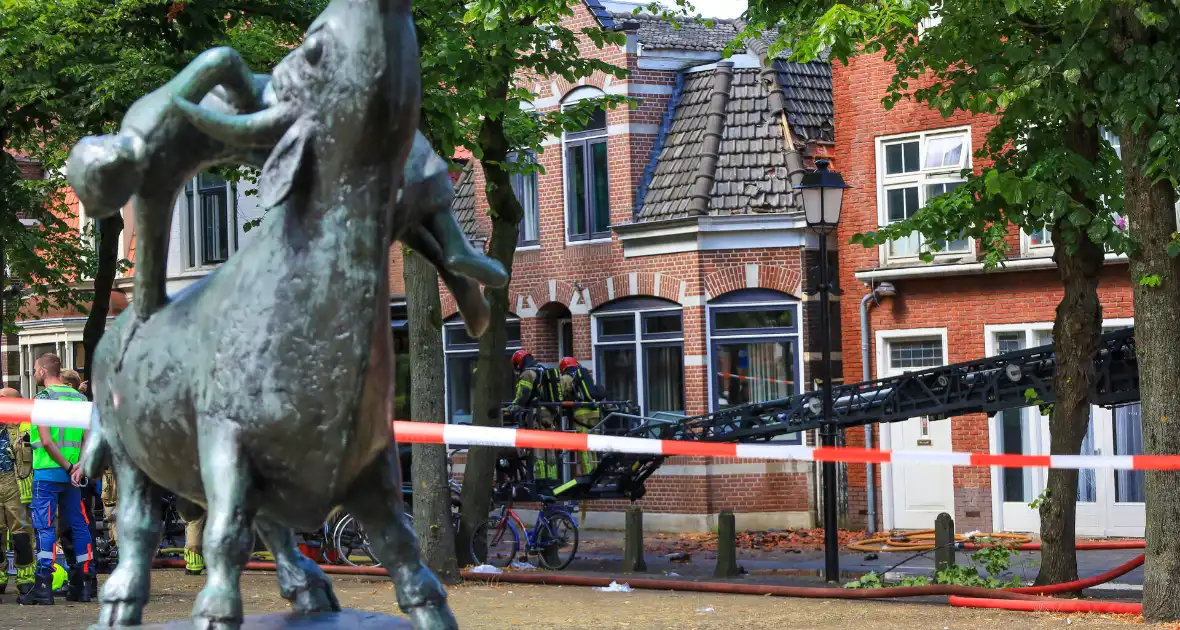 Hulpdiensten groots ingezet voor uitslaande brand bij woning - Foto 4