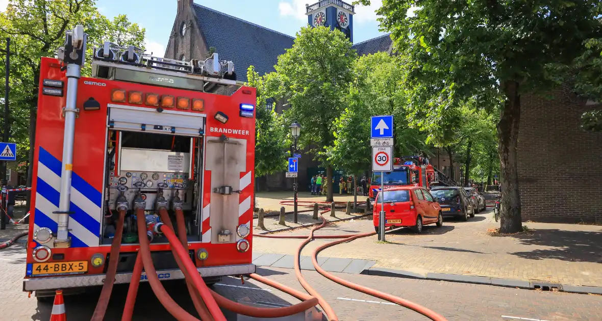 Hulpdiensten groots ingezet voor uitslaande brand bij woning - Foto 5