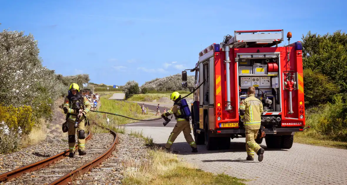 Brandweer ingezet voor brand in berm bij spoor - Foto 10