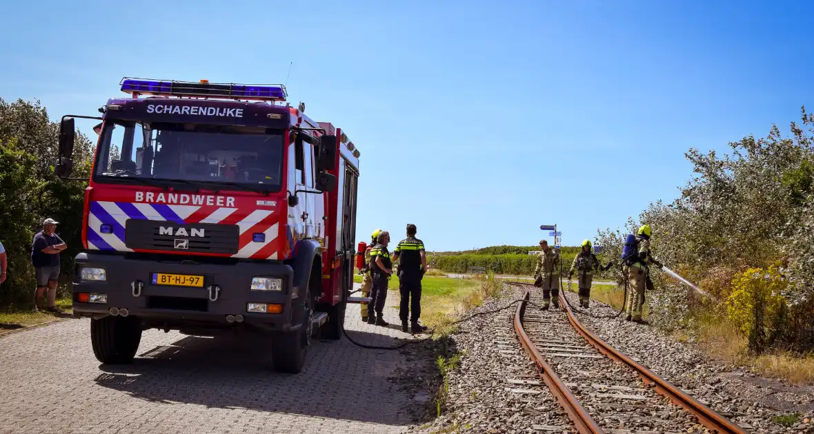 Brandweer ingezet voor brand in berm bij spoor - Foto 2