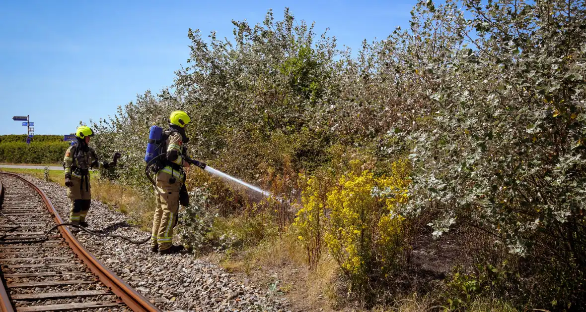 Brandweer ingezet voor brand in berm bij spoor - Foto 3