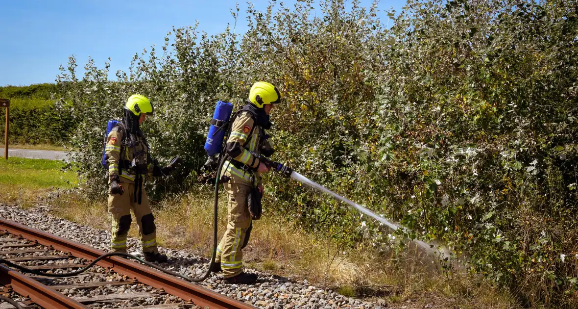 Brandweer ingezet voor brand in berm bij spoor - Foto 4