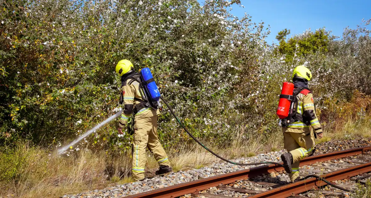 Brandweer ingezet voor brand in berm bij spoor - Foto 6