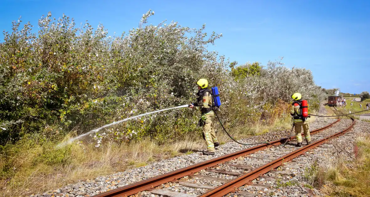 Brandweer ingezet voor brand in berm bij spoor - Foto 7