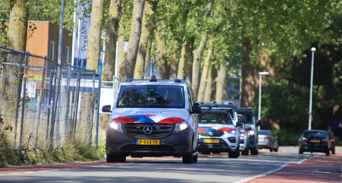 Persoon aangehouden tijdens inval door arrestatieteam in AZC - Foto 2