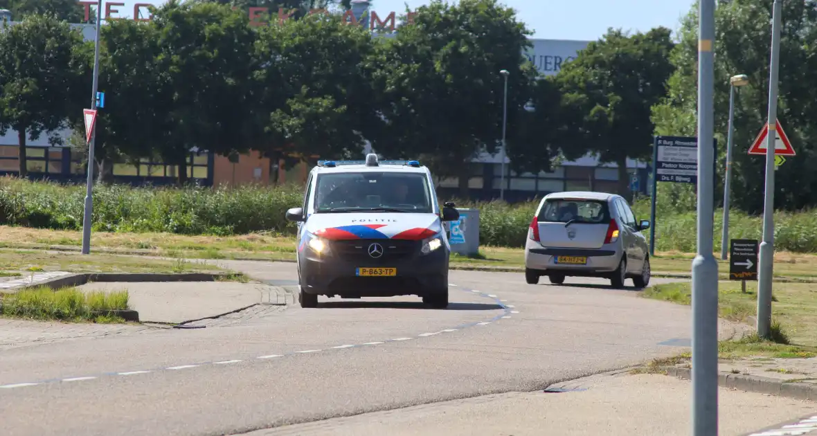 Persoon aangehouden tijdens inval door arrestatieteam in AZC - Foto 4