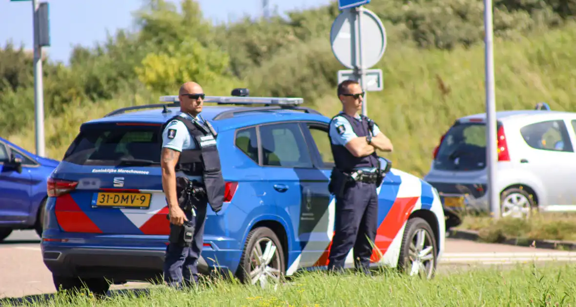 Persoon aangehouden tijdens inval door arrestatieteam in AZC - Foto 7