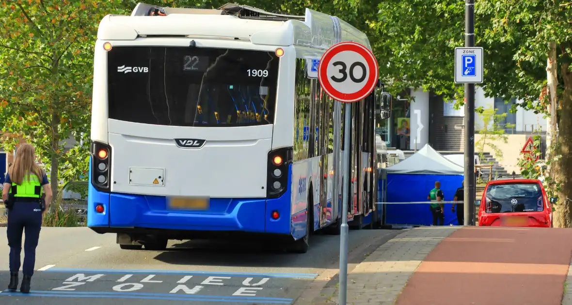 Traumateam ingezet voor dodelijk ongeval tussen GVB-bus en motorrijder