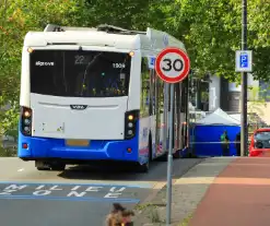 Traumateam ingezet voor dodelijk ongeval tussen GVB-bus en motorrijder