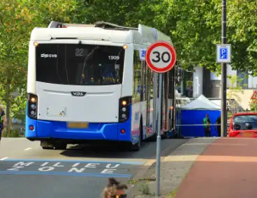 Traumateam ingezet voor dodelijk ongeval tussen GVB-bus en motorrijder