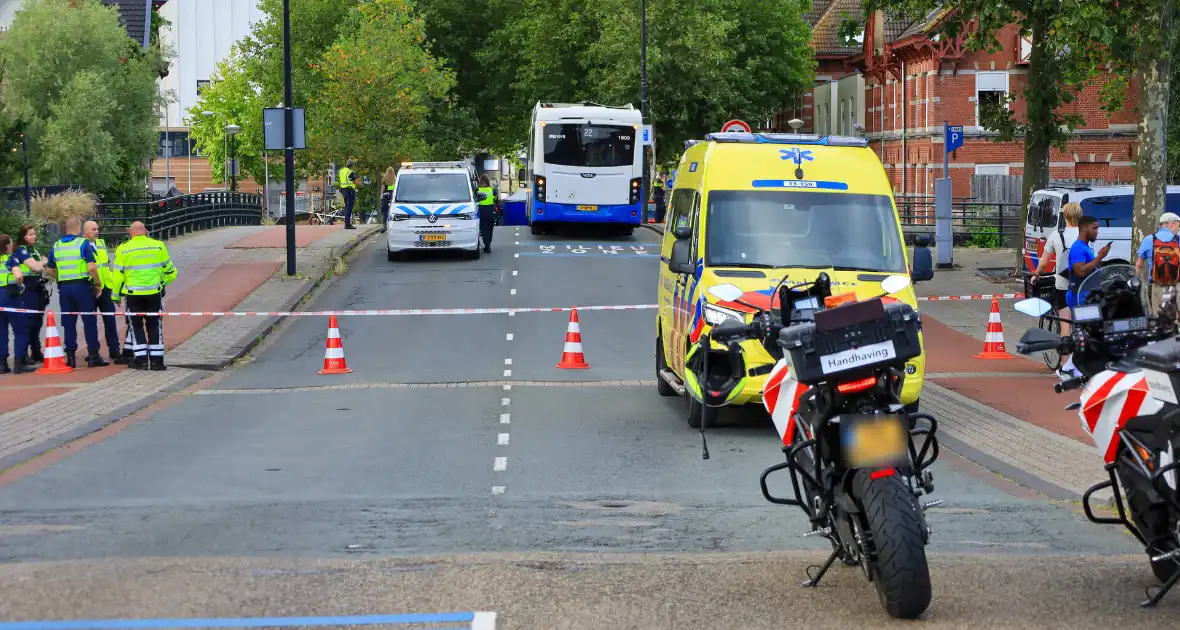 Traumateam ingezet voor dodelijk ongeval tussen GVB-bus en motorrijder - Foto 1