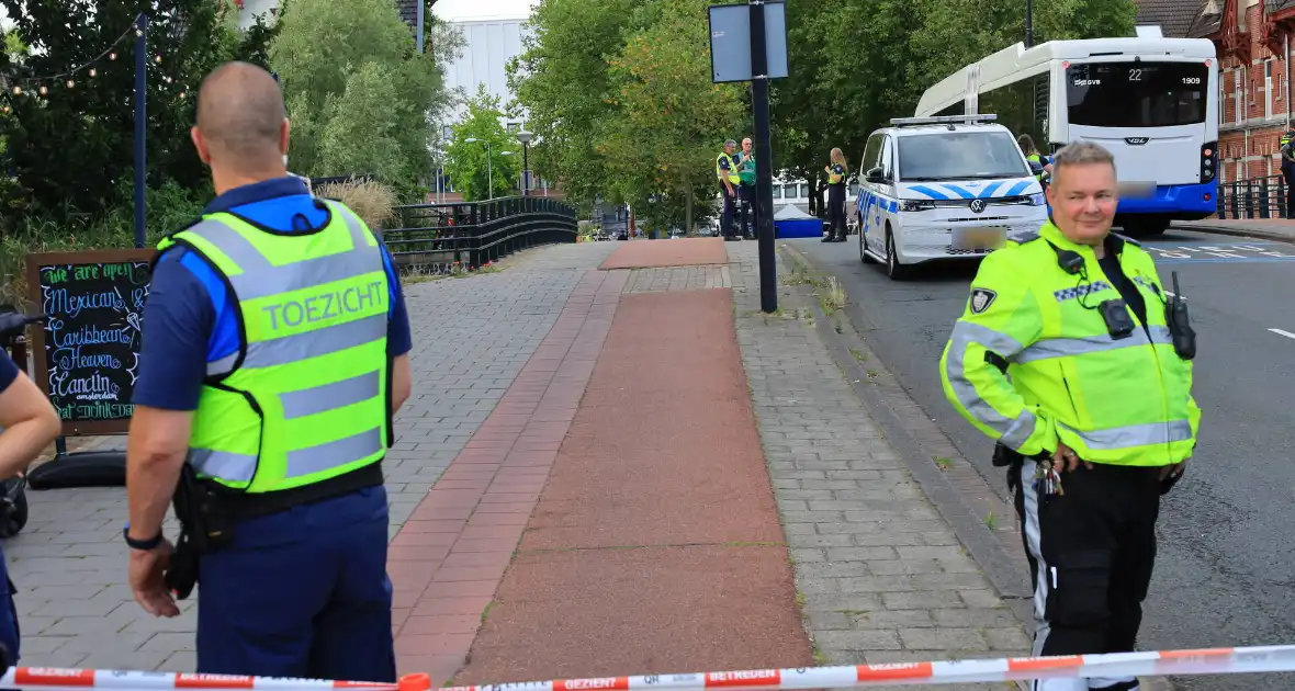 Traumateam ingezet voor dodelijk ongeval tussen GVB-bus en motorrijder - Foto 5