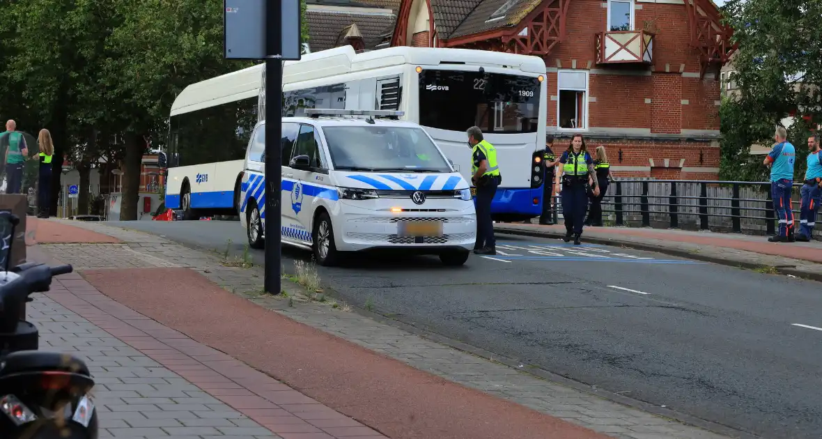 Traumateam ingezet voor dodelijk ongeval tussen GVB-bus en motorrijder - Foto 6