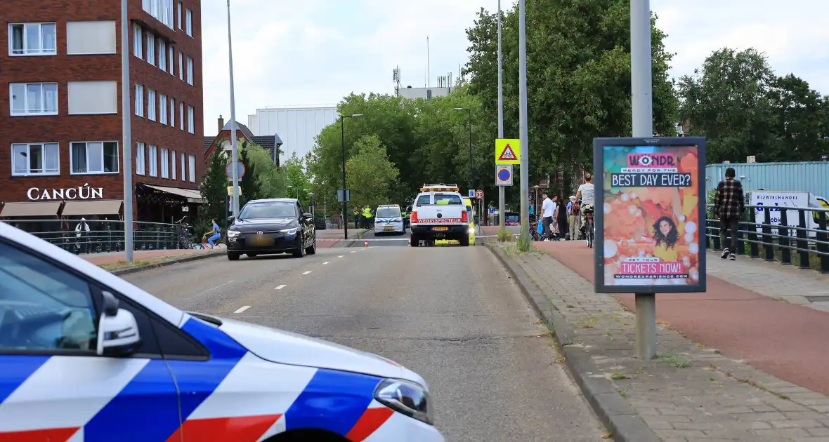 Traumateam ingezet voor dodelijk ongeval tussen GVB-bus en motorrijder - Foto 7