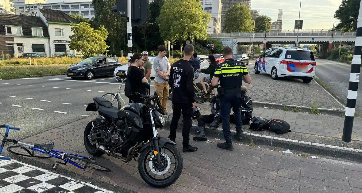 Motorrijder aangereden, automobilist rijdt door