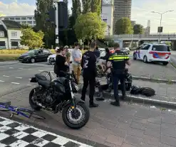 Motorrijder aangereden, automobilist rijdt door