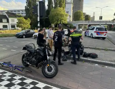 Motorrijder aangereden, automobilist rijdt door