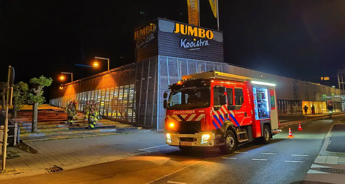 Brand op dak parkeergarage snel onder controle - Foto 2