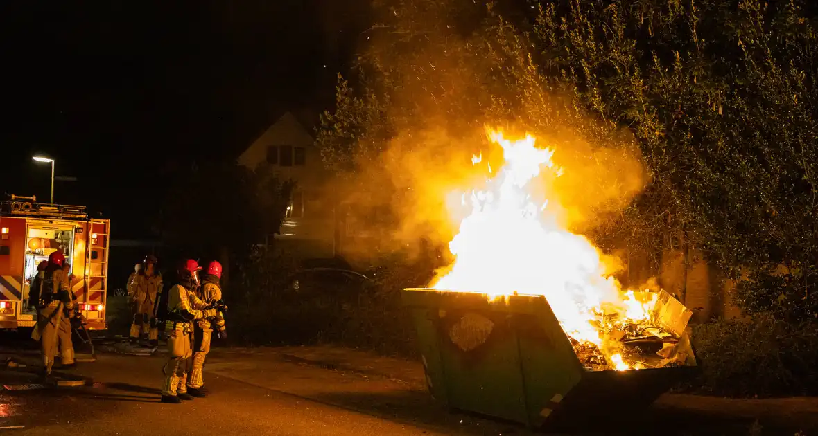 Metershoge vlammen door containerbrand