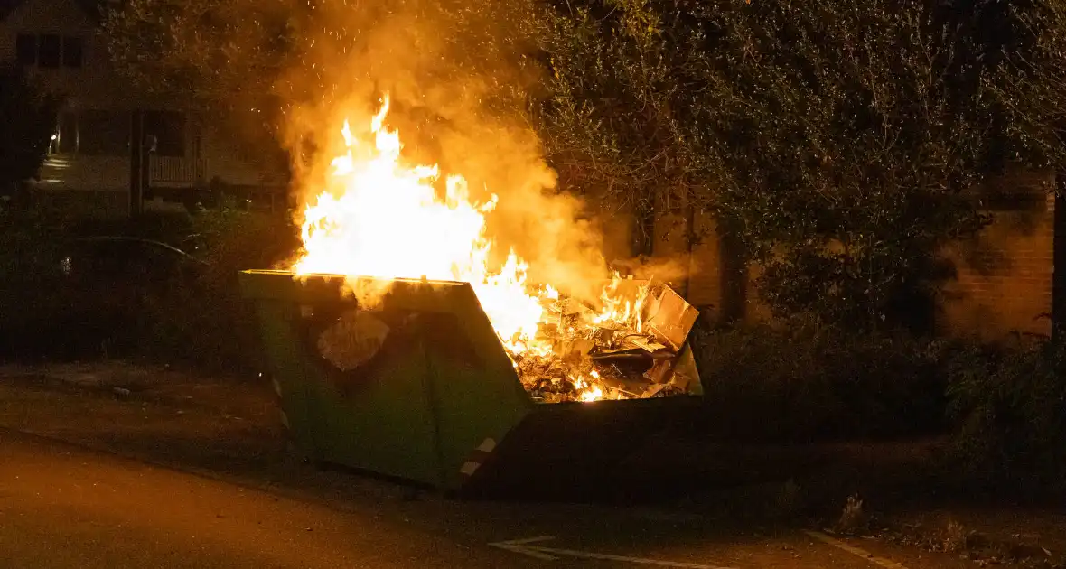 Metershoge vlammen door containerbrand - Foto 1