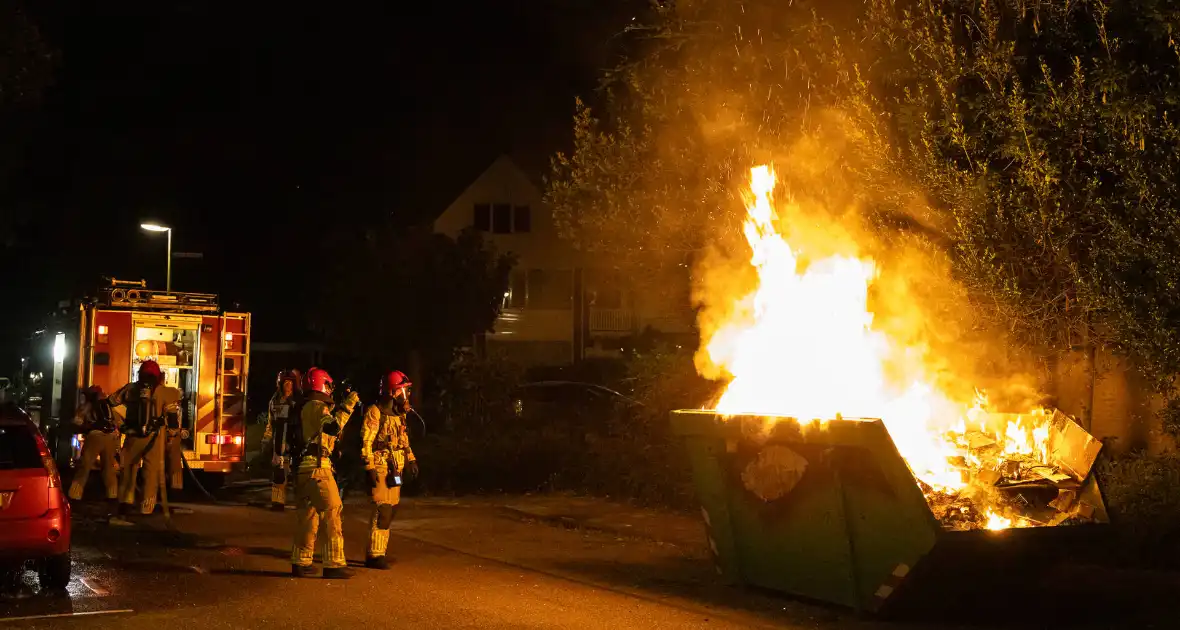 Metershoge vlammen door containerbrand - Foto 10