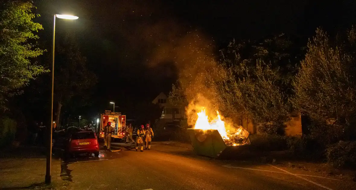 Metershoge vlammen door containerbrand - Foto 2