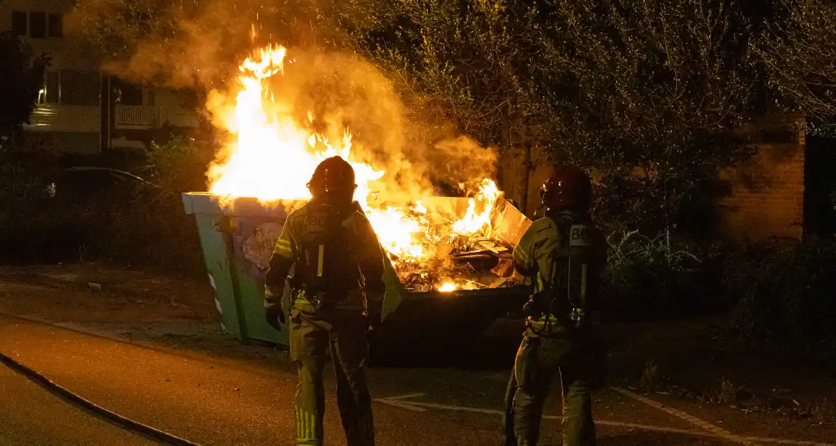 Metershoge vlammen door containerbrand - Foto 3