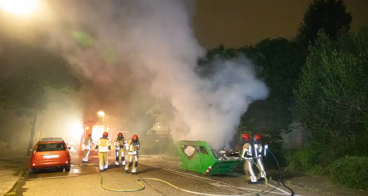 Metershoge vlammen door containerbrand - Foto 5