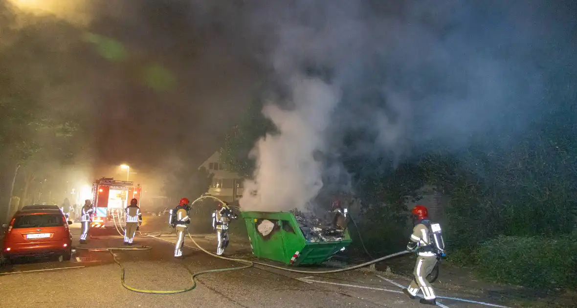 Metershoge vlammen door containerbrand - Foto 6