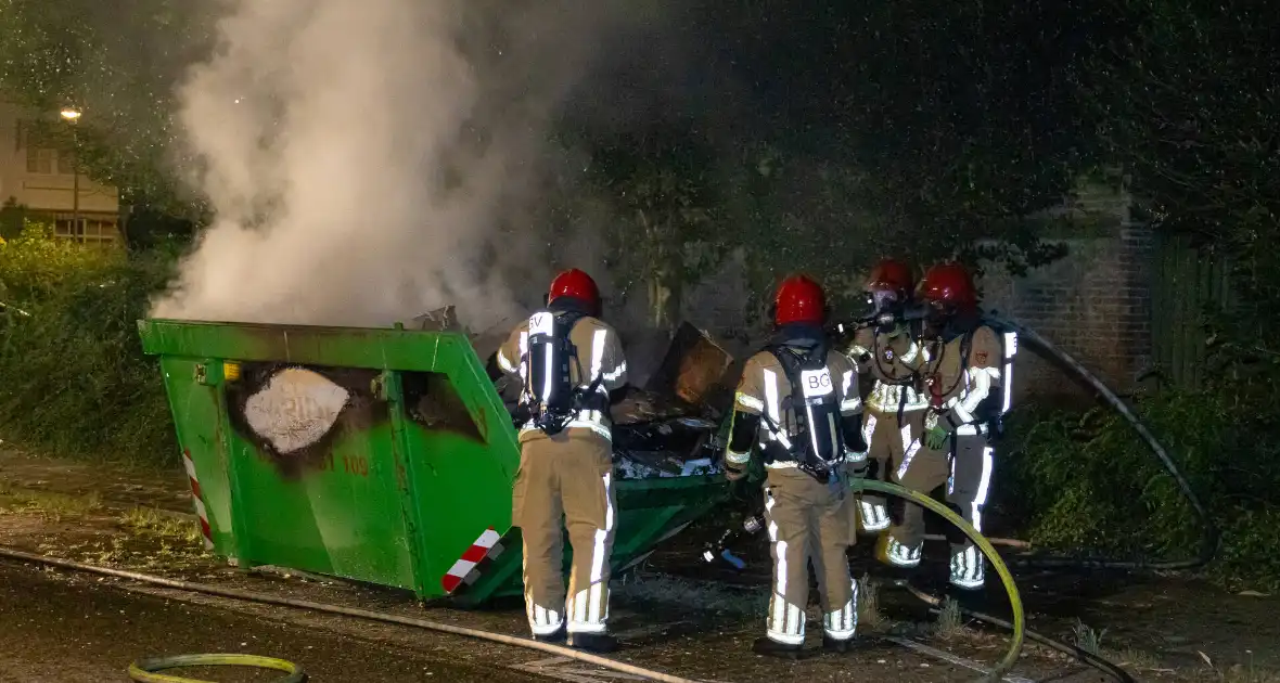 Metershoge vlammen door containerbrand - Foto 7