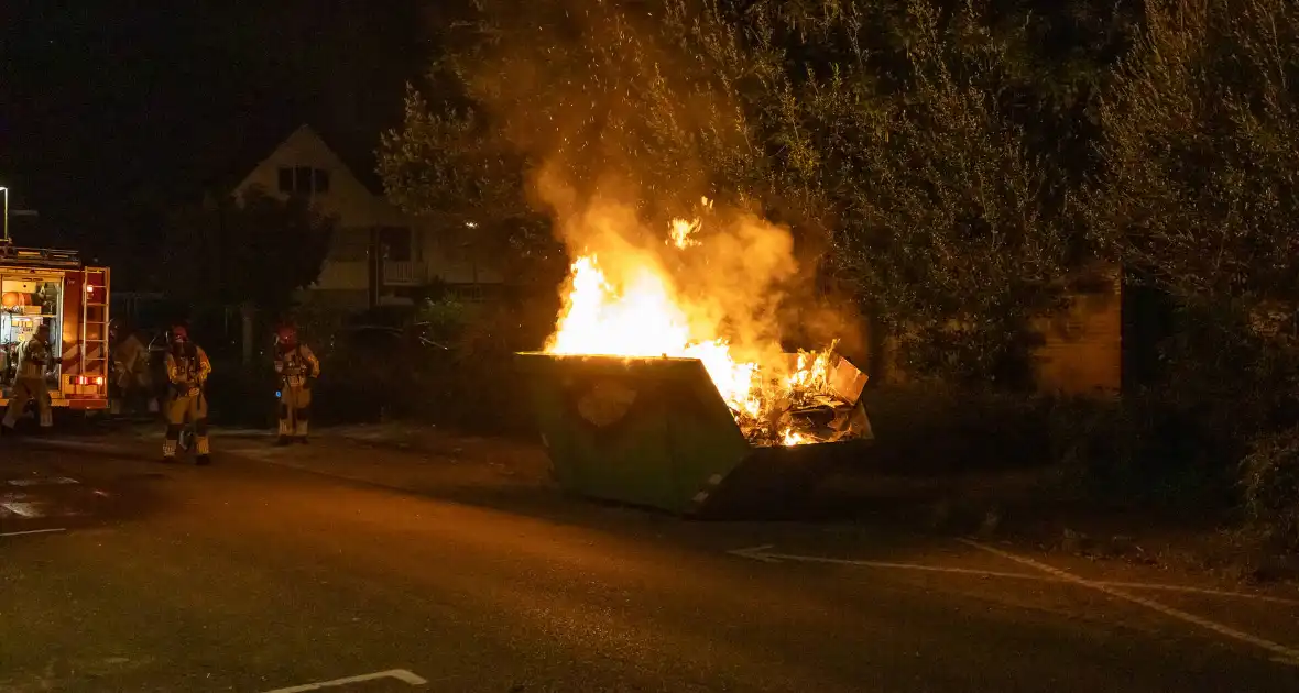 Metershoge vlammen door containerbrand - Foto 9