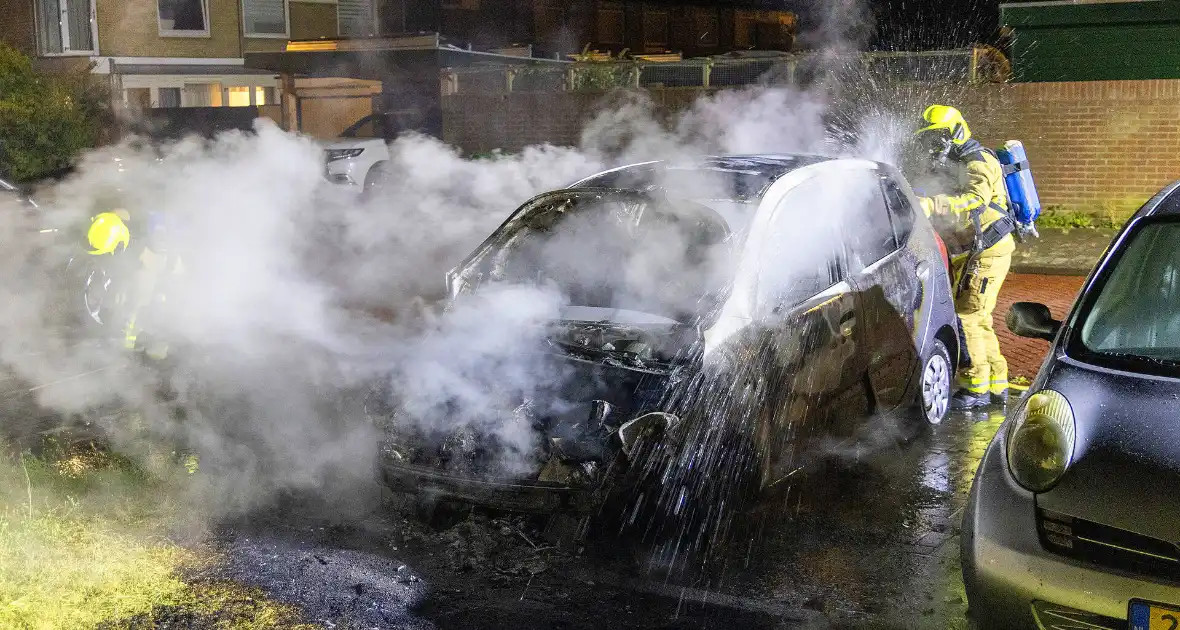 Personenauto volledig uitgebrand in nachtelijke uren