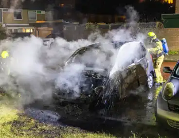 Personenauto volledig uitgebrand in nachtelijke uren