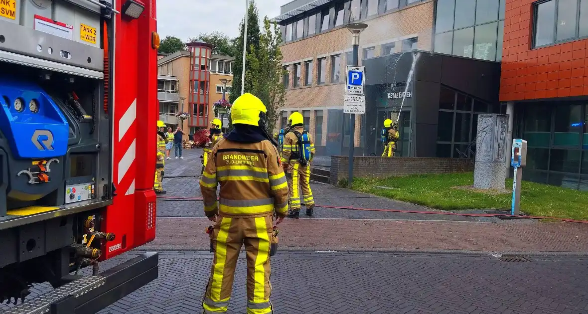 Vlammen uit muren van gemeentehuis na onkruidverbranding