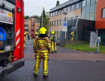 Vlammen uit muren van gemeentehuis na onkruidverbranding