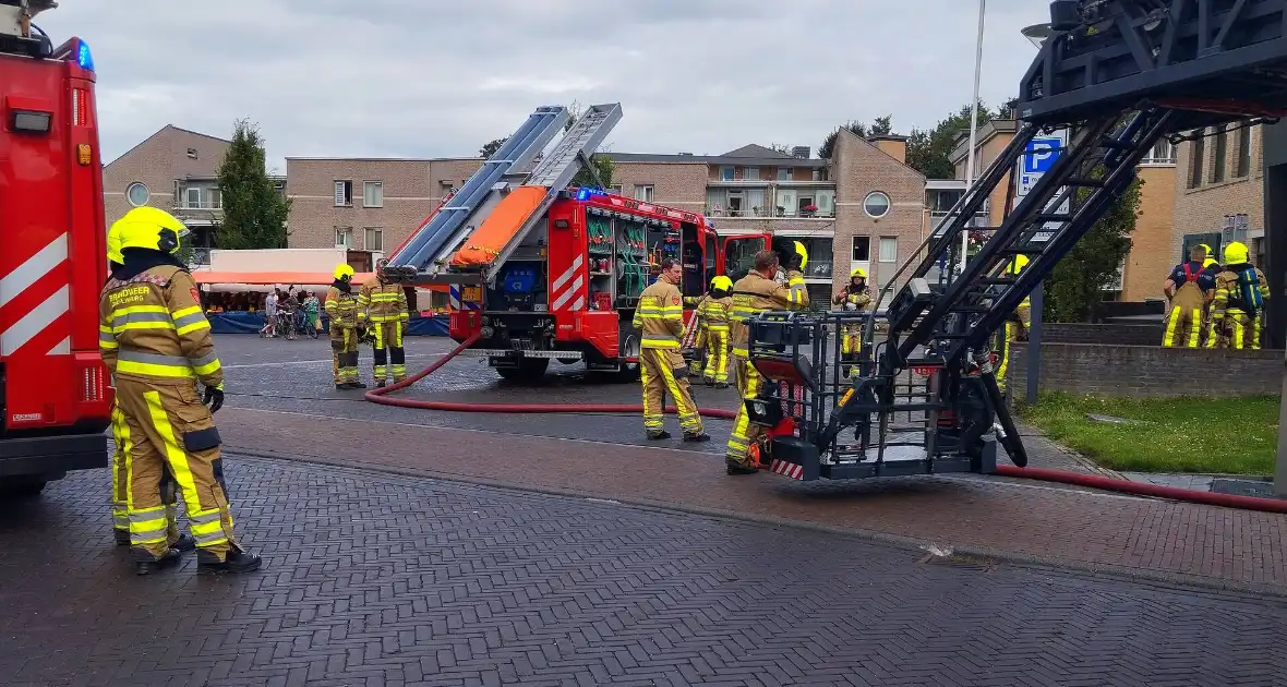 Vlammen uit muren van gemeentehuis na onkruidverbranding - Foto 2