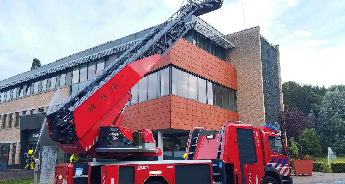 Vlammen uit muren van gemeentehuis na onkruidverbranding - Foto 4