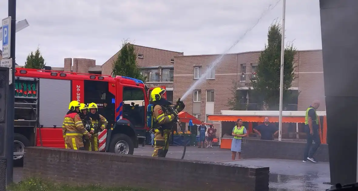 Vlammen uit muren van gemeentehuis na onkruidverbranding - Foto 7