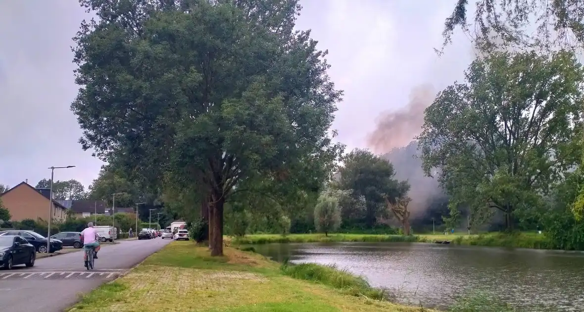 Veel rookontwikkeling bij uitslaande schuurbrand - Foto 1