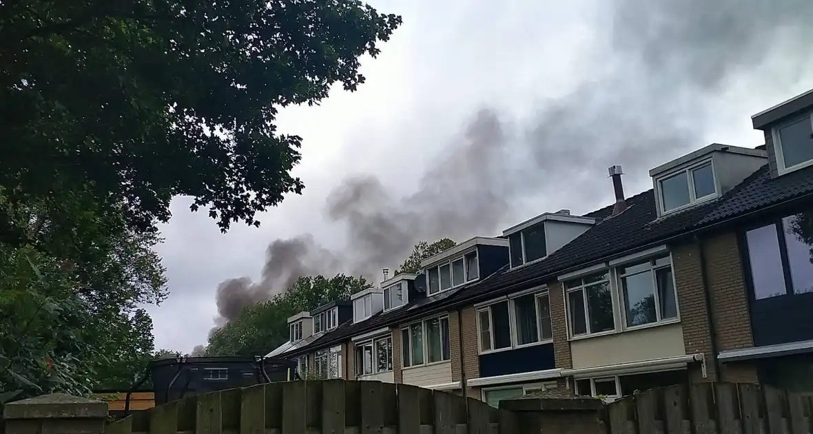 Veel rookontwikkeling bij uitslaande schuurbrand - Foto 2