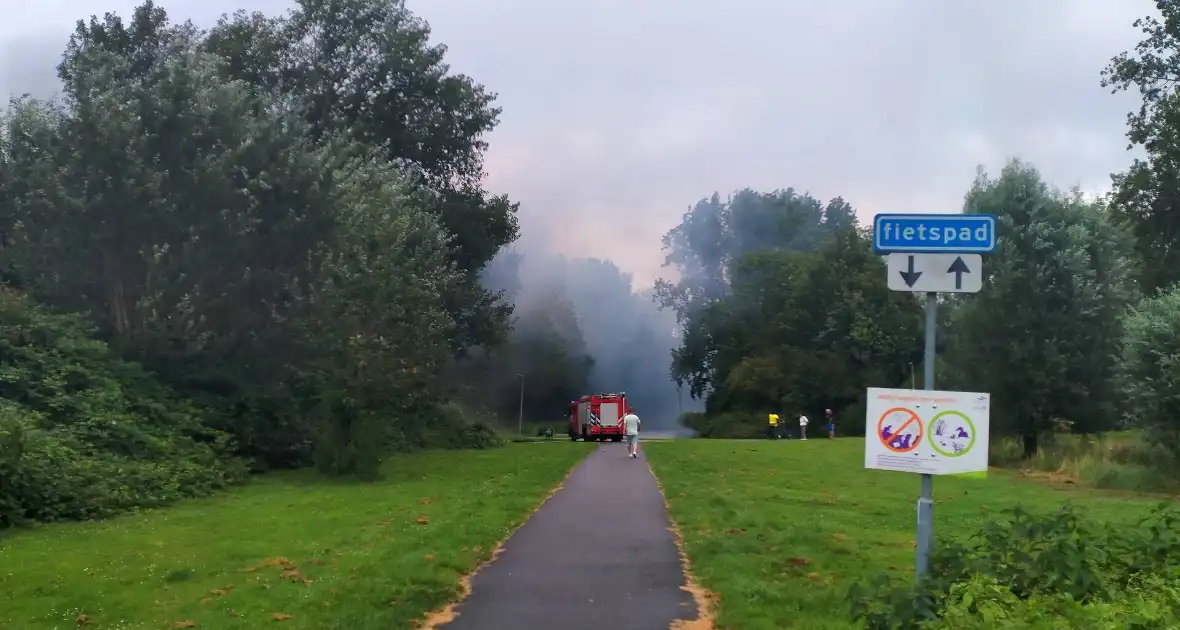 Veel rookontwikkeling bij uitslaande schuurbrand - Foto 3