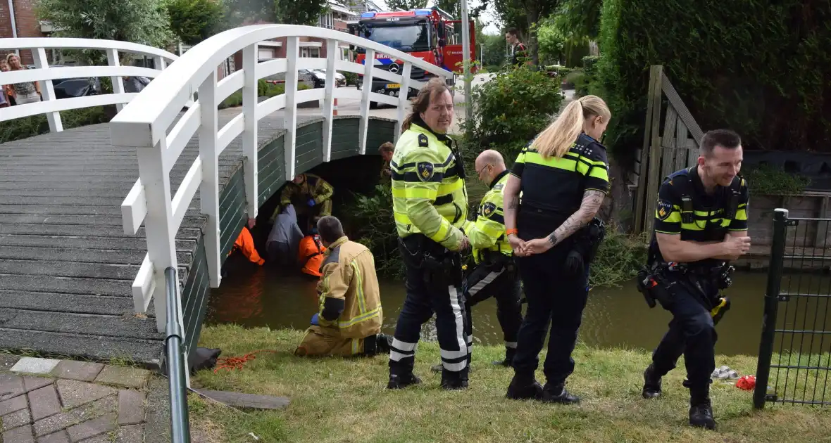 Persoon vast onder brug, brandweer ingezet