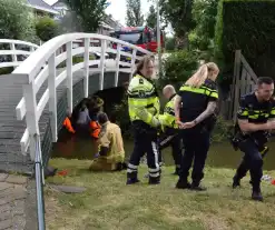 Persoon vast onder brug, brandweer ingezet