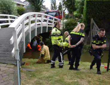 Persoon vast onder brug, brandweer ingezet