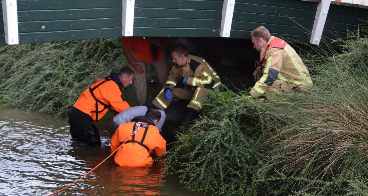 Persoon vast onder brug, brandweer ingezet - Foto 1