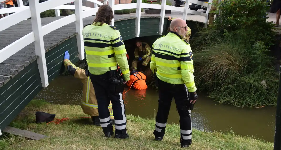 Persoon vast onder brug, brandweer ingezet - Foto 2