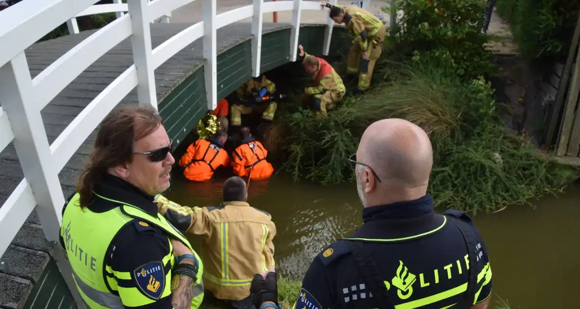 Persoon vast onder brug, brandweer ingezet - Foto 4