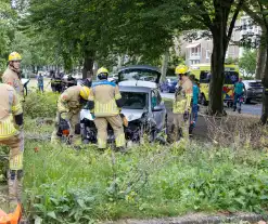 Ravage nadat auto van weg raakt en crasht