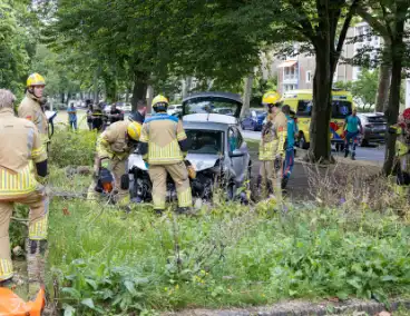 Ravage nadat auto van weg raakt en crasht