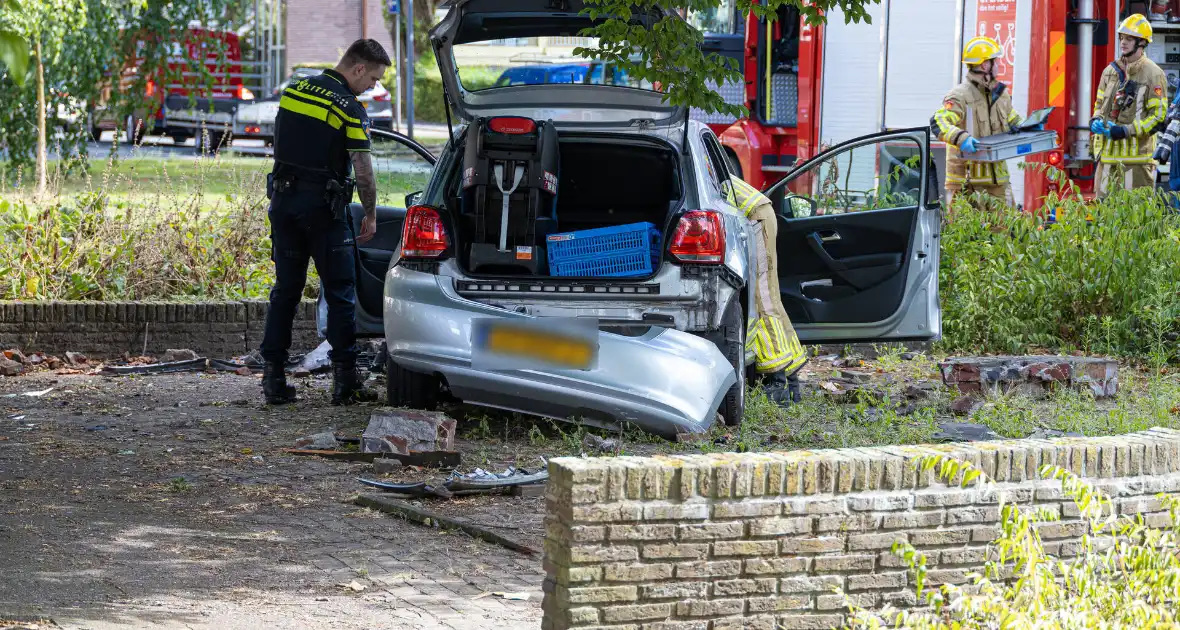 Ravage nadat auto van weg raakt en crasht - Foto 14